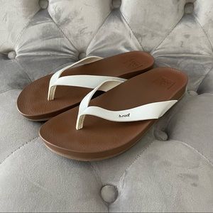 Women's Reef Cushion Court Flip-Flop Thong Sandals White Brown Size 7